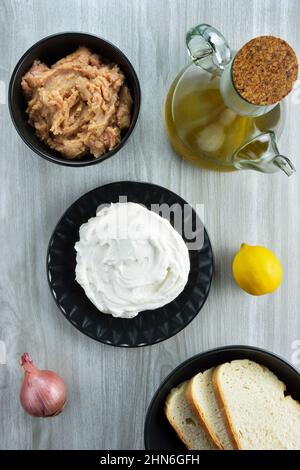 Taramosalata tuffo e ingredienti per farlo su tavola grigia Foto Stock