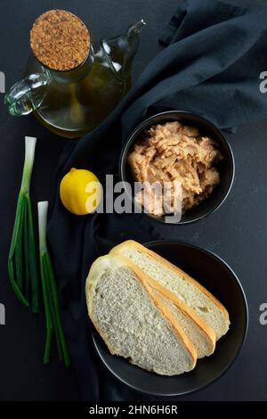 Ingredienti per fare il tuffo greco delle uova di pesce, conosciuto come taramosalata su sfondo nero Foto Stock