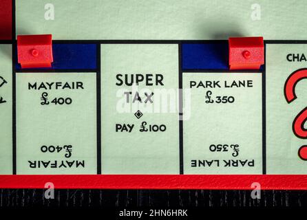 Scozia, Regno Unito - Febbraio 12 2021; Dark Blue costoso piazze, Park Lane e Mayfair su un London Monopoly Board Foto Stock