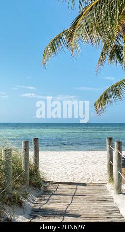 Passerella per Smathers Beach, Key West, Florida con vista sull'oceano Foto Stock