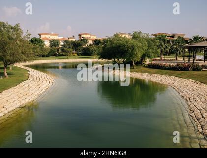 Bella vita di lusso in Egitto, ville Madinaty e lago Foto Stock