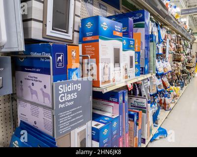 Woodinville, WA USA - circa Febbraio 2022: Angolato, fuoco selettivo della sezione porta animali all'interno di un negozio Petsmart Foto Stock