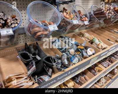 Woodinville, WA USA - circa Febbraio 2022: Angolato, fuoco selettivo di corna secche, zoccoli e orecchie nel cane trattare corsia a Petsmart. Foto Stock