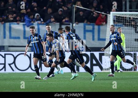 Ruslan Malinovskyj di Atalanta BC festeggia dopo aver segnato il primo gol della sua squadra durante la serie Una partita tra Atalanta BC e Juventus FC al Gewiss Stadium il 13 febbraio 2022 a Bergamo, Italia. Foto Stock