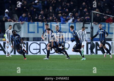 Ruslan Malinovskyj di Atalanta BC festeggia dopo aver segnato il primo gol della sua squadra durante la serie Una partita tra Atalanta BC e Juventus FC al Gewiss Stadium il 13 febbraio 2022 a Bergamo, Italia. Foto Stock