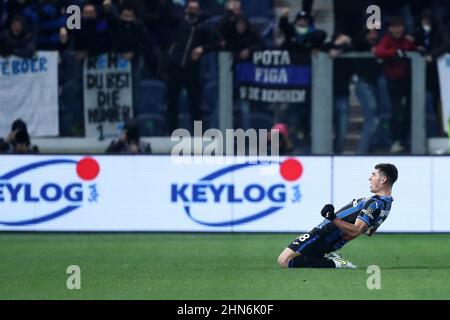 Ruslan Malinovskyj di Atalanta BC festeggia dopo aver segnato il primo gol della sua squadra durante la serie Una partita tra Atalanta BC e Juventus FC al Gewiss Stadium il 13 febbraio 2022 a Bergamo, Italia. Foto Stock