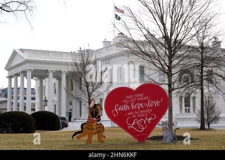 Washington, Vereinigte Staaten. 14th Feb 2022. La forma del cuore per San Valentino è visto sul prato nord della Casa Bianca a Washington, DC il 14 febbraio 2022. Credit: Yuri Gripas/Pool via CNP/dpa/Alamy Live News Foto Stock