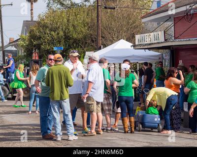 NEW ORLEANS, LOUISIANA - 9 marzo 2014: La folla festeggia la giornata di San Patrizio davanti al Markey's Bar Foto Stock