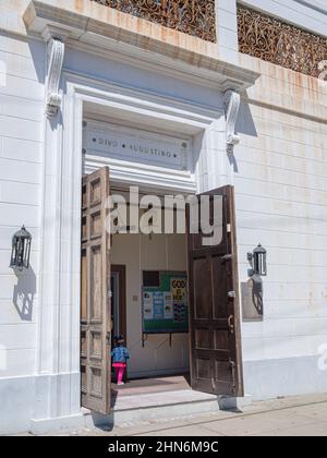 NEW ORLEANS, LA - 19 MARZO 2014: Porte d'ingresso e vestibolo per la Chiesa cattolica di Sant'Agostino nel quartiere di Treme Foto Stock