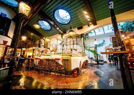 Bel bar ristorante accogliente in europa. Un luogo colorato per i turisti. Vienna, austria - 17 ottobre 2019 Foto Stock