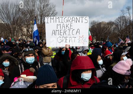 Washington, Stati Uniti 14th Feb, 2022. 14 febbraio 2022 - Washington, DC, Stati Uniti: Firma con le parole "gli immigrati rendono grande l'America” a una manifestazione "Day Without Immigrants” di fronte alla Casa Bianca. (Foto di Michael Brochstein/Sipa USA) Credit: Sipa USA/Alamy Live News Foto Stock