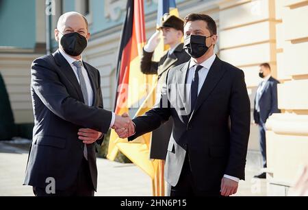 Kiev, Ucraina. 14th Feb 2022. Il presidente ucraino Volodymyr Zelensky (R) e il cancelliere tedesco OLAF Scholz si riuniscono a Kiev lunedì 14 febbraio 2022. Scholz è atterrato a Kiev per colloqui di crisi con Zelensky, prima di una visita a Mosca per far fronte a ciò che Berlino ha detto era la minaccia "molto critica" di un'invasione russa dell'Ucraina. Foto di UPI/UPI Credit: UPI/Alamy Live News Foto Stock