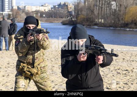 Kiev, Ucraina. 14th Feb 2022. I civili si allenano per tenere i fucili Kalashnikov mentre prendono parte a una sessione di addestramento nella capitale Ucraina di Kiev domenica 13 febbraio 2022. Il quartier generale della Difesa di Kiev ha condotto un'ampia formazione per insegnare alla popolazione a difendersi in caso di invasione da parte delle truppe russe. Foto di Vladyslav Musienko/ Credit: UPI/Alamy Live News Foto Stock