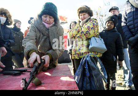 Kiev, Ucraina. 14th Feb 2022. I civili si allenano per tenere i fucili Kalashnikov mentre prendono parte a una sessione di addestramento nella capitale Ucraina di Kiev domenica 13 febbraio 2022. Il quartier generale della Difesa di Kiev ha condotto un'ampia formazione per insegnare alla popolazione a difendersi in caso di invasione da parte delle truppe russe. Foto di Vladyslav Musienko/ Credit: UPI/Alamy Live News Foto Stock