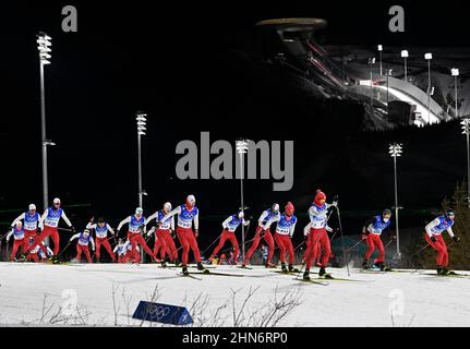 (220214) -- ZHANGJIAKOU, 14 febbraio 2022 (Xinhua) -- Torsongan Bullik e i suoi collaboratori vanno in una prova prima che le donne di sci di fondo sprint libera semifinale delle Olimpiadi invernali di Pechino al National Cross-Country Ski Centre di Zhangjiakou, provincia del nord della Cina di Hebei, 8 febbraio 2022. Nato in una famiglia di pastori nell'area pastorale della contea di Wenquan nella regione autonoma di Xinjiang Uygur nella Cina nord-occidentale, il Bullik Torsongan, di 27 anni, ha molte identità: pastore, maratoniere, ciclista e sciatore. Ora lavora come sciatore di prova per le Olimpiadi invernali di Pechino 2022. Molto prima del Foto Stock