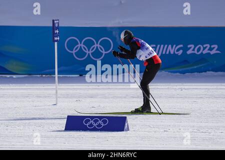 (220214) -- ZHANGJIAKOU, 14 febbraio 2022 (Xinhua) -- Torsongan Bullik partecipa ad una prova di allenamento di sci di fondo prima delle Olimpiadi invernali di Pechino presso il Centro Nazionale di Sci di fondo di Zhangjiakou, provincia di Hebei, 28 gennaio 2022. Nato in una famiglia di pastori nell'area pastorale della contea di Wenquan nella regione autonoma di Xinjiang Uygur nella Cina nord-occidentale, il Bullik Torsongan, di 27 anni, ha molte identità: pastore, maratoniere, ciclista e sciatore. Ora lavora come sciatore di prova per le Olimpiadi invernali di Pechino 2022. Molto prima dell'inizio dei cros Foto Stock