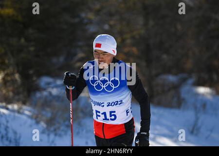 (220214) -- ZHANGJIAKOU, 14 febbraio 2022 (Xinhua) -- Torsongan Bullik partecipa ad una prova di allenamento di sci di fondo prima delle Olimpiadi invernali di Pechino presso il Centro Nazionale di Sci di fondo di Zhangjiakou, provincia di Hebei, 29 gennaio 2022. Nato in una famiglia di pastori nell'area pastorale della contea di Wenquan nella regione autonoma di Xinjiang Uygur nella Cina nord-occidentale, il Bullik Torsongan, di 27 anni, ha molte identità: pastore, maratoniere, ciclista e sciatore. Ora lavora come sciatore di prova per le Olimpiadi invernali di Pechino 2022. Molto prima dell'inizio dei cros Foto Stock