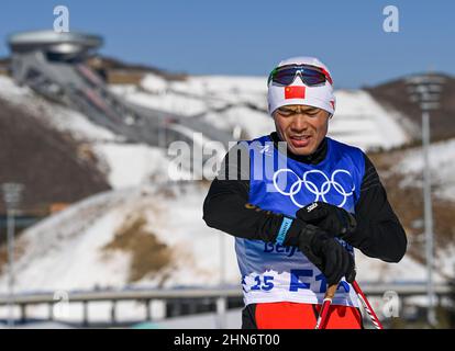 (220214) -- ZHANGJIAKOU, 14 febbraio 2022 (Xinhua) -- Torsongan Bullik partecipa ad una prova di allenamento di sci di fondo prima delle Olimpiadi invernali di Pechino presso il Centro Nazionale di Sci di fondo di Zhangjiakou, provincia di Hebei, 29 gennaio 2022. Nato in una famiglia di pastori nell'area pastorale della contea di Wenquan nella regione autonoma di Xinjiang Uygur nella Cina nord-occidentale, il Bullik Torsongan, di 27 anni, ha molte identità: pastore, maratoniere, ciclista e sciatore. Ora lavora come sciatore di prova per le Olimpiadi invernali di Pechino 2022. Molto prima dell'inizio dei cros Foto Stock