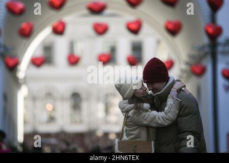 Mosca, Russia. 14th Feb 2022. Una coppia bacia il giorno di San Valentino a Mosca, Russia, il 14 febbraio 2022. Credit: Evgeny Sinitsyn/Xinhua/Alamy Live News Foto Stock