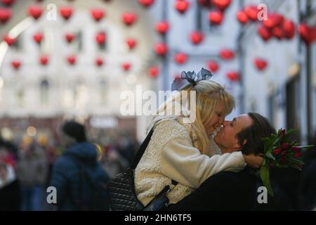 Mosca, Russia. 14th Feb 2022. Una coppia bacia il giorno di San Valentino a Mosca, Russia, il 14 febbraio 2022. Credit: Evgeny Sinitsyn/Xinhua/Alamy Live News Foto Stock