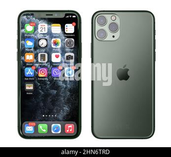 KIEV, UCRAINA - 21 DICEMBRE 2020: Vista anteriore e posteriore del nuovo Apple iPhone 11 Pro Midnight Green smartphone isolato su sfondo bianco con clippin Foto Stock