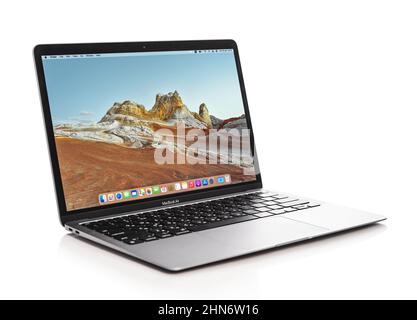 KIEV, UCRAINA - 19 GENNAIO 2021: Nuovissimo MacBook Air Apple da 13 pollici con il nuovo processore Apple Silicon M1 progettato e sviluppato da Apple Inc., Foto Stock