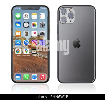 KIEV, UCRAINA - Gennaio 24, 2021: Vista frontale e posteriore del nuovo Apple iPhone 11 Pro Space Grey smartphone isolato su sfondo bianco con pat clipping Foto Stock