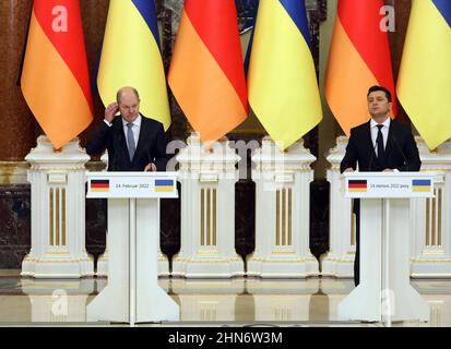 Non esclusiva: KIEV, UCRAINA - 14 FEBBRAIO 2022 - Cancelliere federale della Repubblica federale di Germania OLAF Scholz e Presidente dell'Ucraina Volodymy Foto Stock