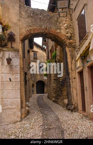 La storica porta Siresina del 6th secolo porta d'ingresso alla cittadina di Malcesine sulla sponda nord del Lago di Garda, provincia di Verona, Veneto, Italia Foto Stock