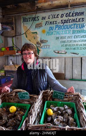 FRANCIA. CHARENTE-MARITIME (17). ISOLA DI OLERON. CHATEAU D'OLERON. SOPHIE MONTAUZIER VENDE I PRODOTTI DELLA SUA AZIENDA (OSTRICHE, GAMBERETTI, SALICORNI Foto Stock