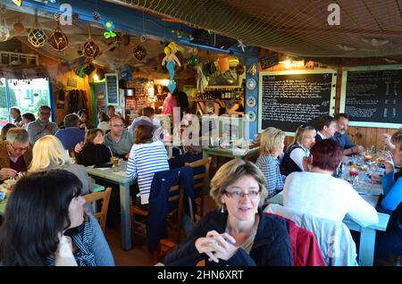 FRANCIA. CHARENTE-MARITIME (17). ISOLA DI OLERON. PORT DES SALINES. IL RISTORANTE 'LE RELAIS DES SALINES' E' MOLTO POPOLARE. Foto Stock