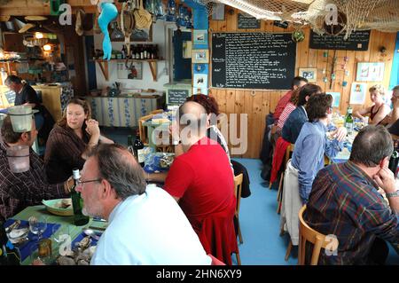 FRANCIA. CHARENTE-MARITIME (17). ISOLA DI OLERON. PORT DES SALINES. IL RISTORANTE 'LE RELAIS DES SALINES' E' MOLTO POPOLARE. Foto Stock