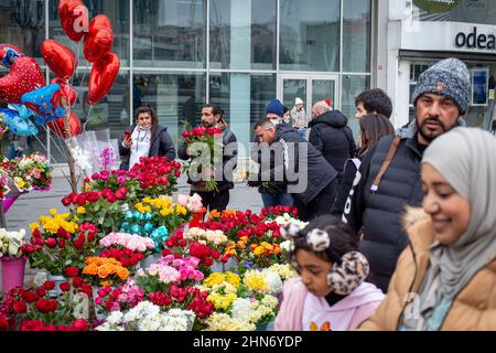 14 febbraio 2022: Persone che acquistano fiori per San Valentino al mercato dei fiori in piazza Taksim. I guai economici della Turchia hanno influito sulle vendite di fiori e regali prima del giorno di San Valentino, in quanto i consumatori sono stati costretti a dare priorità alle esigenze di base come i prodotti alimentari. In questo periodo, quando il tasso di inflazione annuale è aumentato per l'ottavo mese consecutivo e ha raggiunto il 48,69% nel gennaio 2022, è stato difficile trovare un acquirente quando un singolo aumento è stato venduto per 50 a 60 lire a Istanbul il 14 febbraio 2022. (Credit Image: © Tolga Ildun/ZUMA Press Wire) Foto Stock