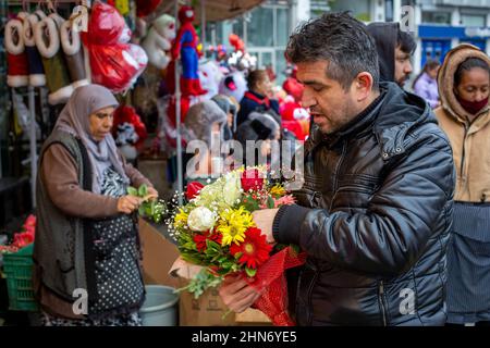 14 febbraio 2022: Persone che acquistano fiori per San Valentino al mercato dei fiori in piazza Taksim. I guai economici della Turchia hanno influito sulle vendite di fiori e regali prima del giorno di San Valentino, in quanto i consumatori sono stati costretti a dare priorità alle esigenze di base come i prodotti alimentari. In questo periodo, quando il tasso di inflazione annuale è aumentato per l'ottavo mese consecutivo e ha raggiunto il 48,69% nel gennaio 2022, è stato difficile trovare un acquirente quando un singolo aumento è stato venduto per 50 a 60 lire a Istanbul il 14 febbraio 2022. (Credit Image: © Tolga Ildun/ZUMA Press Wire) Foto Stock