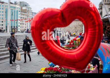 14 febbraio 2022: Persone che acquistano fiori per San Valentino al mercato dei fiori in piazza Taksim. I guai economici della Turchia hanno influito sulle vendite di fiori e regali prima del giorno di San Valentino, in quanto i consumatori sono stati costretti a dare priorità alle esigenze di base come i prodotti alimentari. In questo periodo, quando il tasso di inflazione annuale è aumentato per l'ottavo mese consecutivo e ha raggiunto il 48,69% nel gennaio 2022, è stato difficile trovare un acquirente quando un singolo aumento è stato venduto per 50 a 60 lire a Istanbul il 14 febbraio 2022. (Credit Image: © Tolga Ildun/ZUMA Press Wire) Foto Stock