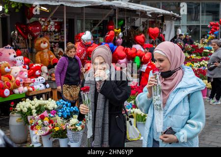 14 febbraio 2022: Persone che acquistano fiori per San Valentino al mercato dei fiori in piazza Taksim. I guai economici della Turchia hanno influito sulle vendite di fiori e regali prima del giorno di San Valentino, in quanto i consumatori sono stati costretti a dare priorità alle esigenze di base come i prodotti alimentari. In questo periodo, quando il tasso di inflazione annuale è aumentato per l'ottavo mese consecutivo e ha raggiunto il 48,69% nel gennaio 2022, è stato difficile trovare un acquirente quando un singolo aumento è stato venduto per 50 a 60 lire a Istanbul il 14 febbraio 2022. (Credit Image: © Tolga Ildun/ZUMA Press Wire) Foto Stock