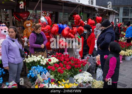 14 febbraio 2022: Persone che acquistano fiori per San Valentino al mercato dei fiori in piazza Taksim. I guai economici della Turchia hanno influito sulle vendite di fiori e regali prima del giorno di San Valentino, in quanto i consumatori sono stati costretti a dare priorità alle esigenze di base come i prodotti alimentari. In questo periodo, quando il tasso di inflazione annuale è aumentato per l'ottavo mese consecutivo e ha raggiunto il 48,69% nel gennaio 2022, è stato difficile trovare un acquirente quando un singolo aumento è stato venduto per 50 a 60 lire a Istanbul il 14 febbraio 2022. (Credit Image: © Tolga Ildun/ZUMA Press Wire) Foto Stock