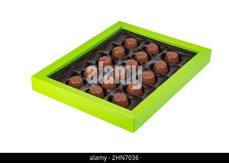 Caramelle al cioccolato in scatola di carta verde isolato su sfondo bianco Foto Stock