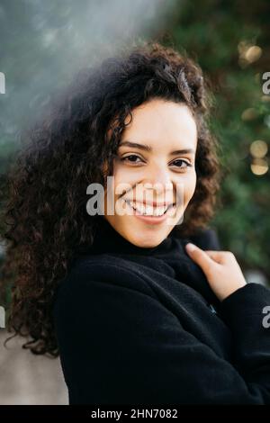 Ritratto di una giovane donna latinoamericana all'aperto Foto Stock