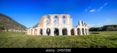 Vista panoramica dei resti dell'anfiteatro romano vicino a Gubbio in Umbria Foto Stock