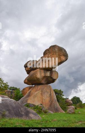 Rocce naturali di bilanciamento a Epworth, fuori Harare, Zimbabwe, 2018. Credito: Vuk Valcic/Alamy Foto Stock