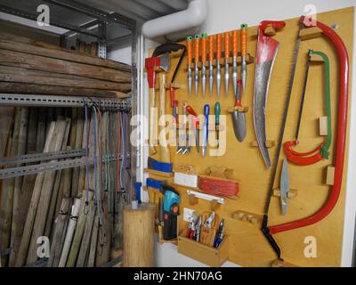 Officina meccanica strumenti appeso alla parete attrezzata Foto stock -  Alamy