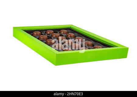 Caramelle al cioccolato in scatola di carta verde isolato su sfondo bianco Foto Stock