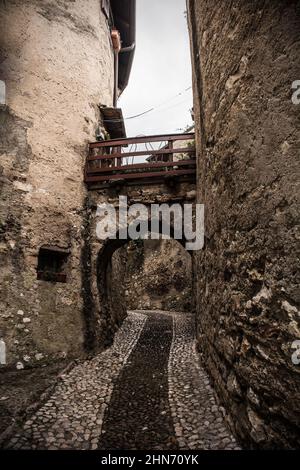 Lo storico quartiere del castello, Via Posterna, in inverno nella cittadina di Malcesine sulla sponda nord del lago di Garda, provincia di Verona, Veneto, Italia Foto Stock