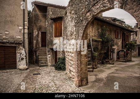 Lo storico quartiere del castello, Via Posterna, in inverno nella cittadina di Malcesine sulla sponda nord del lago di Garda, provincia di Verona, Veneto, Italia Foto Stock