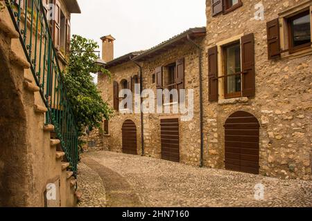 Lo storico quartiere del castello, Via Posterna, in inverno nella cittadina di Malcesine sulla sponda nord del lago di Garda, provincia di Verona, Veneto, Italia Foto Stock