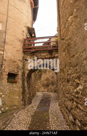 Lo storico quartiere del castello, Via Posterna, in inverno nella cittadina di Malcesine sulla sponda nord del lago di Garda, provincia di Verona, Veneto, Italia Foto Stock