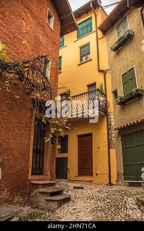 Lo storico quartiere del castello, Via Posterna, in inverno nella cittadina di Malcesine sulla sponda nord del lago di Garda, provincia di Verona, Veneto, Italia Foto Stock