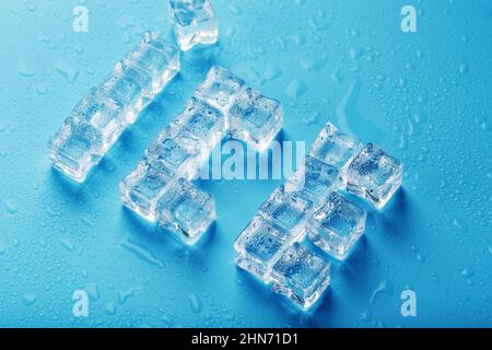 L'iscrizione GHIACCIO fatto di cubetti di ghiaccio su sfondo blu. Foto Stock