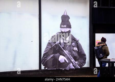 Nel centro di Manchester, nel Regno Unito, è apparso un murale umoristico con il primo ministro britannico Boris Johnson vestito da poliziotto che indossa un cappello da festa. Foto Stock